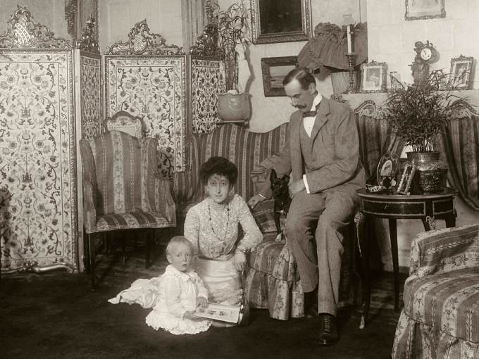 Danske Prins Carl ble spurt om å overta den norske tronen. To av grunnene var hans kone, den britiske Prinsesse Maud, og hans sønn, Prins Alexander. Foto: De kongelige samlinger.